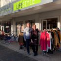 Tim en Wenneke van Second Lifestyle voor hun winkel in de straatpraat van de gijsbrecht