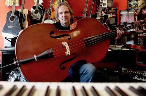 Chris_eigenaar_kick_music_muziekwinkel_de_gijsbrecht