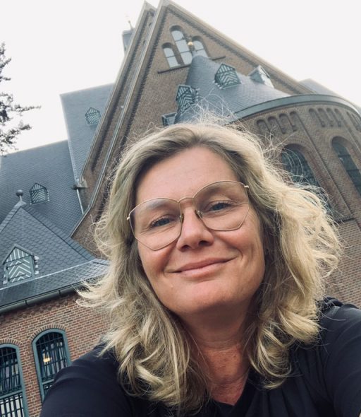 Saskia van Flight Deck 53 In Hilversum voor de Straatpraat van de Gijsbrecht